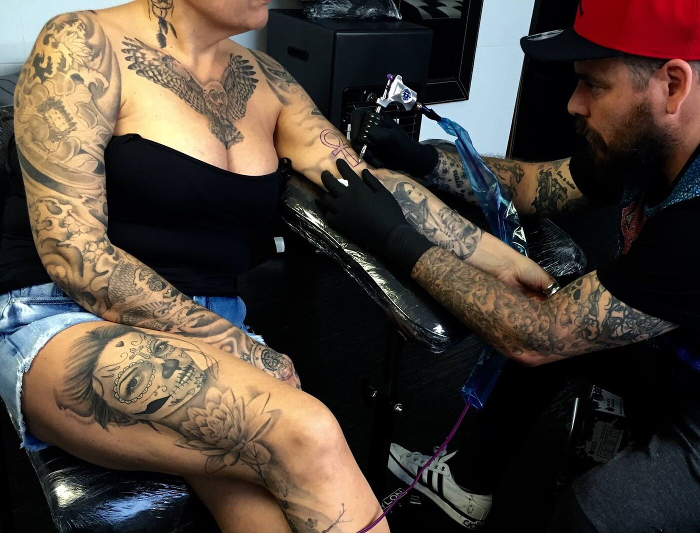 Joaquim Cruz a tatuar no estúdio Tattoo Power, Matosinhos